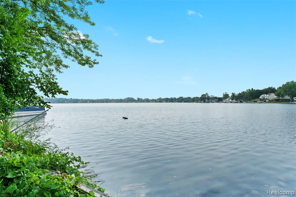 9044 Kemper Drive, South Lyon, MI 48178 — Photo 32