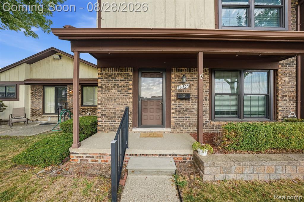 28365 Queens Court, Warren, MI 48093