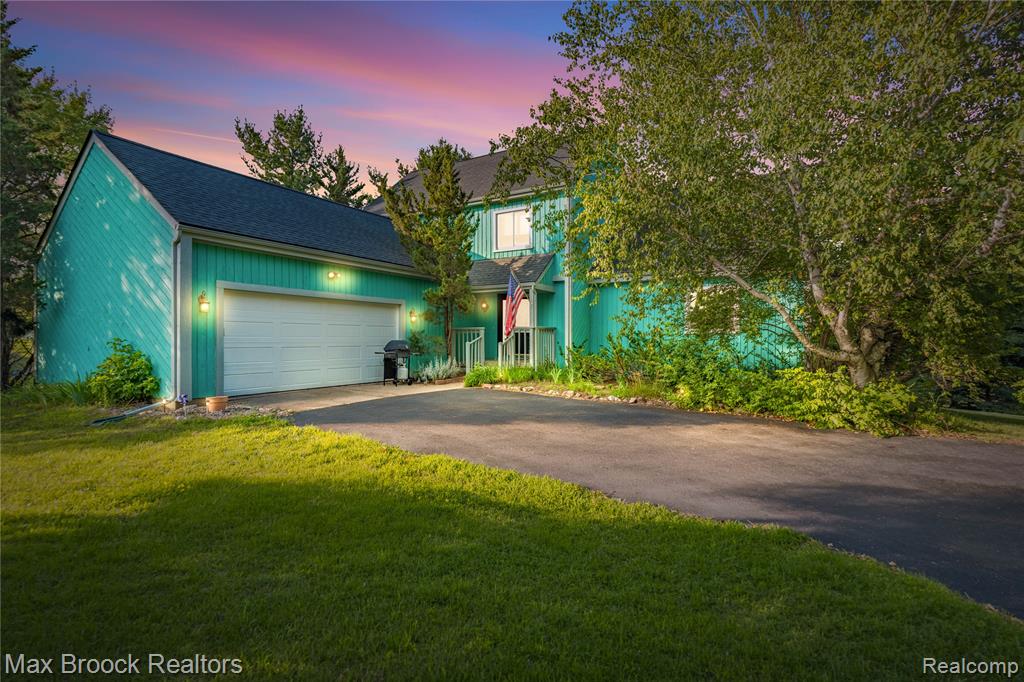 4622 Fleck Drive, Hartland, MI 48430 — front exterior