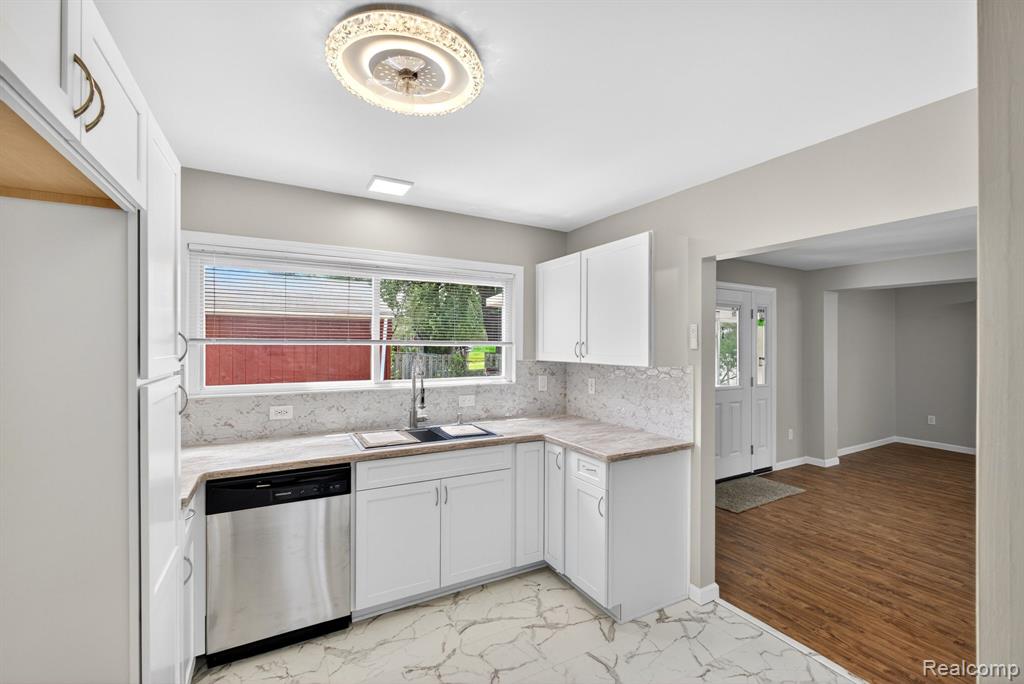 4047 Mitchell Drive, Flint, MI 48506 — Photo 10
