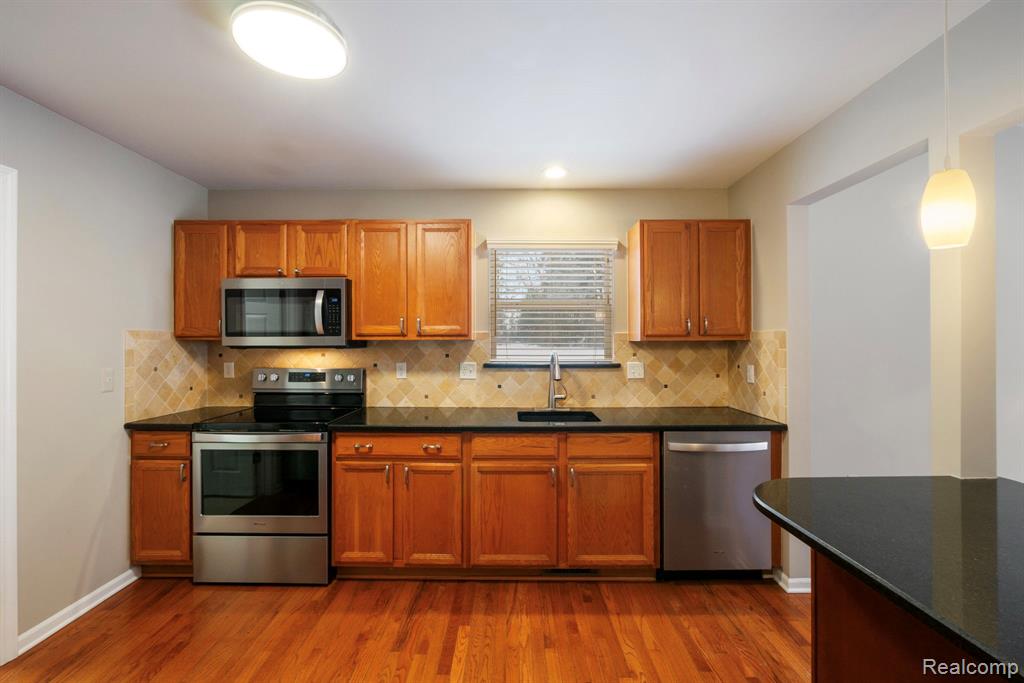 671 Woodhaven Drive, Commerce Twp, MI 48390 — Photo 20