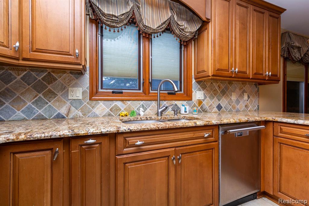 45515 EMERALD FOREST Drive, Novi, MI — Photo 16