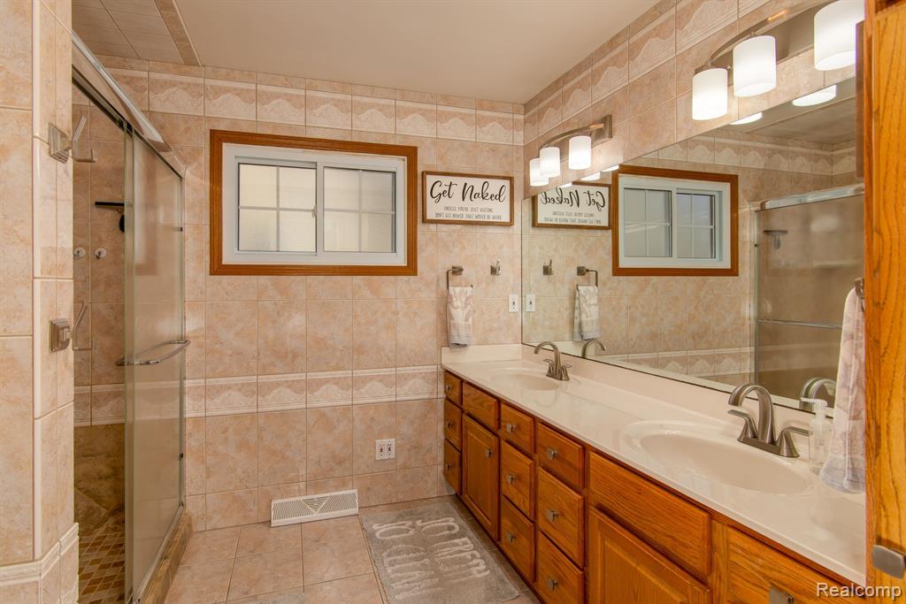 600 NORTH Road, Fenton, MI 48430 — Photo 14