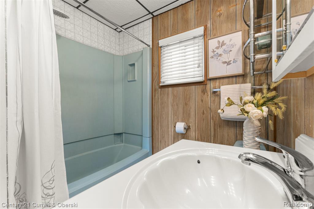 4900 Lakeview Avenue, West Bloomfield, MI 48324 — Photo 17