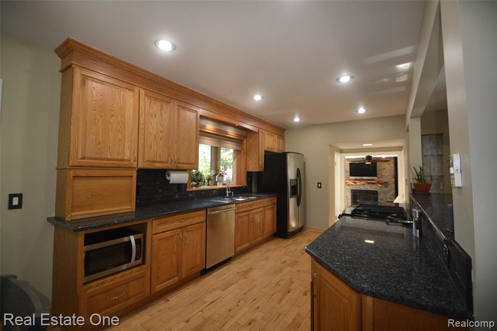 615 Willard Avenue, Rochester Hills, MI 48307 — Photo 11