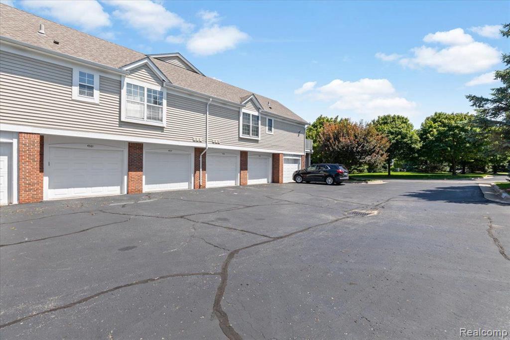 4361 BERKSHIRE Drive, Sterling Heights, MI 48314 — Photo 37