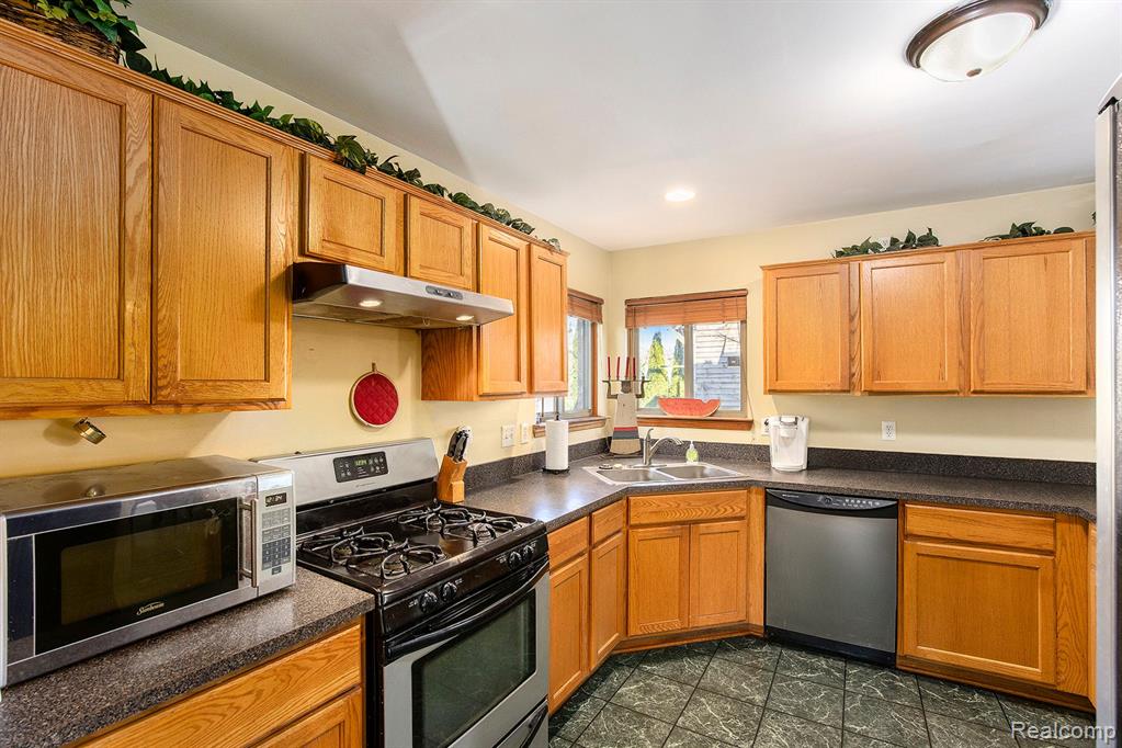 52644 CLEVELAND Street, New Baltimore, MI 48047 — Photo 5