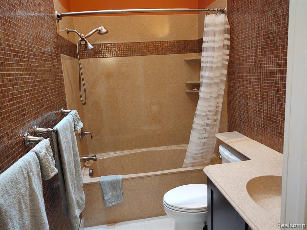 1432 Pond View Court, Wixom, MI 48393 — Photo 9