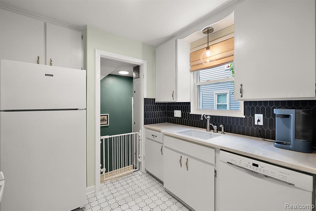 904 N DORCHESTER Avenue, Royal Oak, MI 48067 — Photo 10