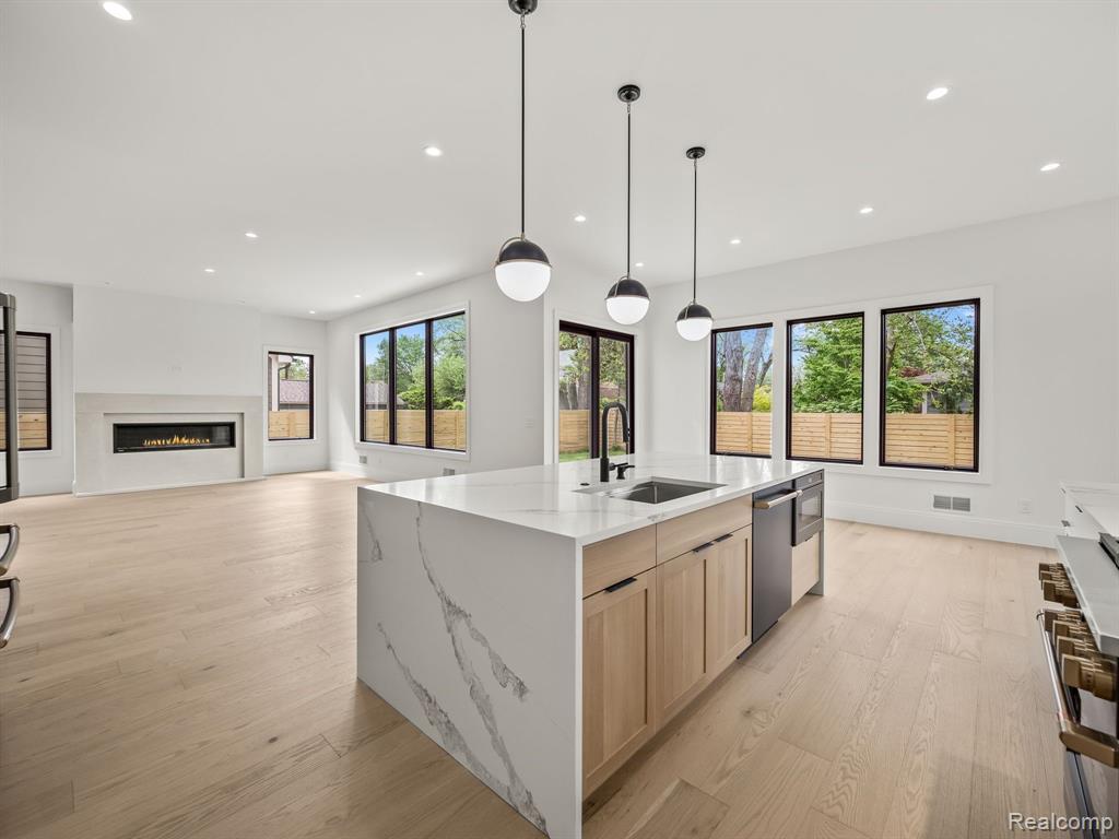 706 W HOUSTONIA Avenue, Royal Oak, MI 48073 — Photo 5