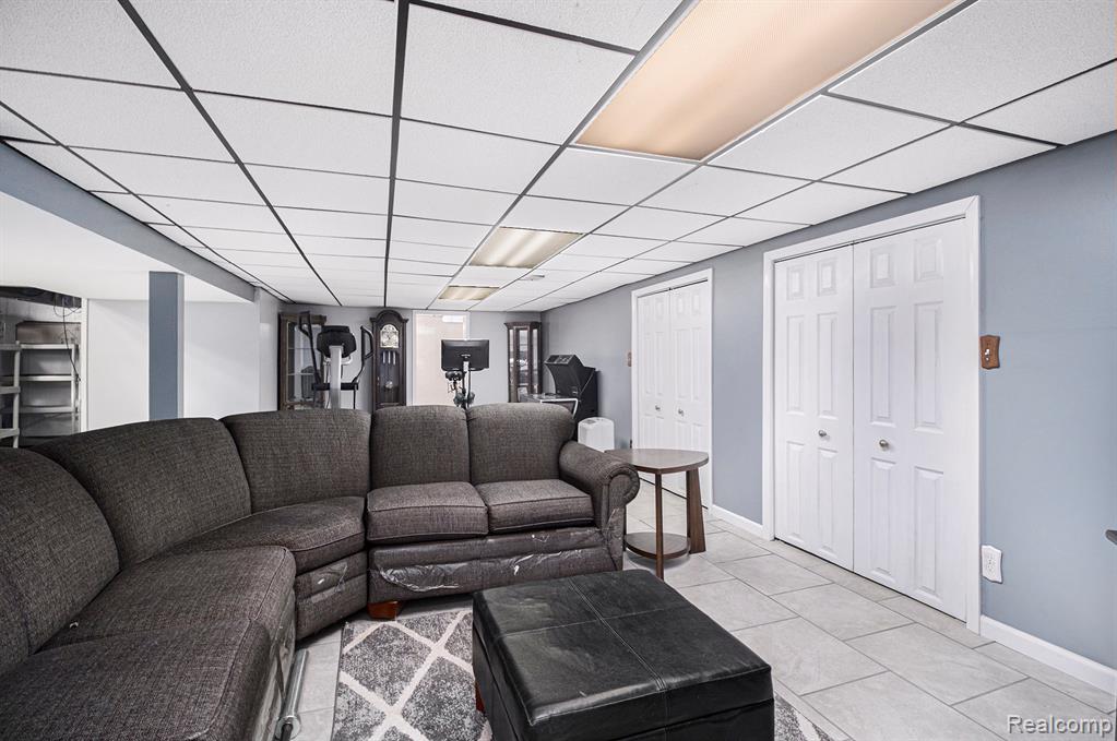 8455 Salem Lane, Dearborn Heights, MI 48127 — Photo 17