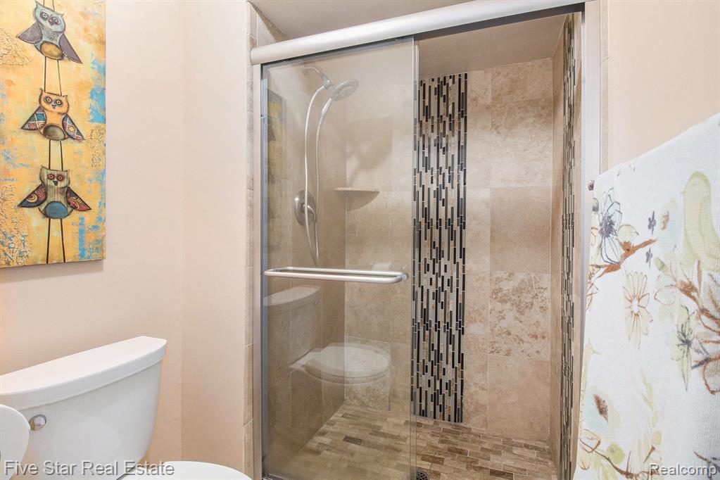 7025 Dandison Boulevard, West Bloomfield, MI 48324 — Photo 59