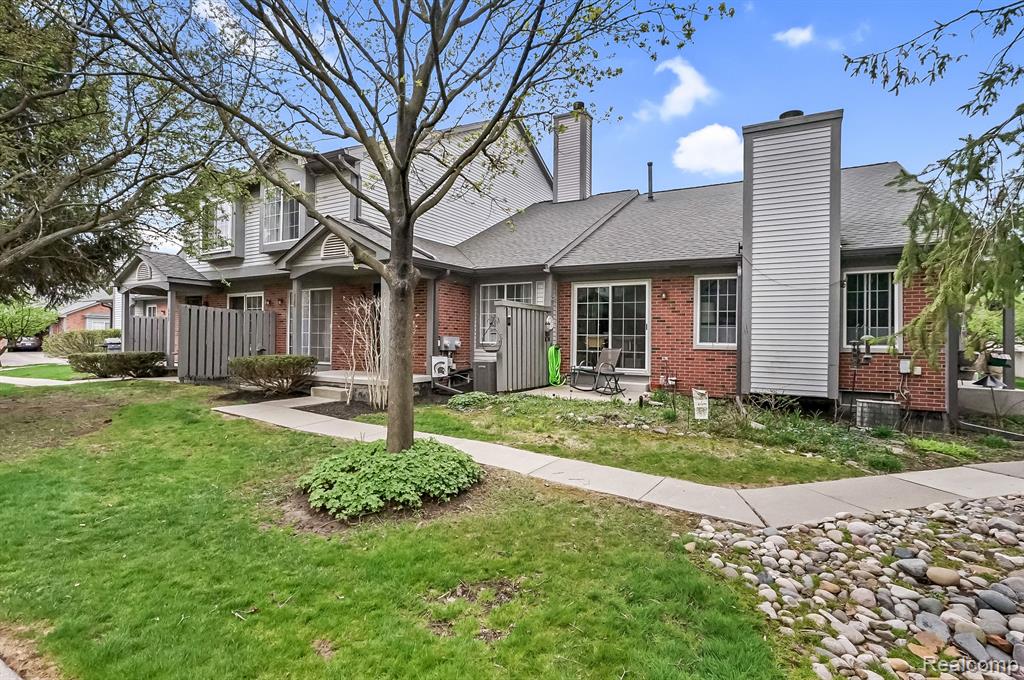 525 WINWOOD Circle, Walled Lake, MI 48390 — Photo 4