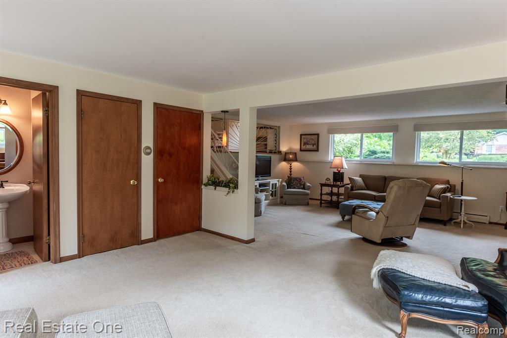 915 BRANTFORD Road, Rochester, MI 48306 — Photo 21