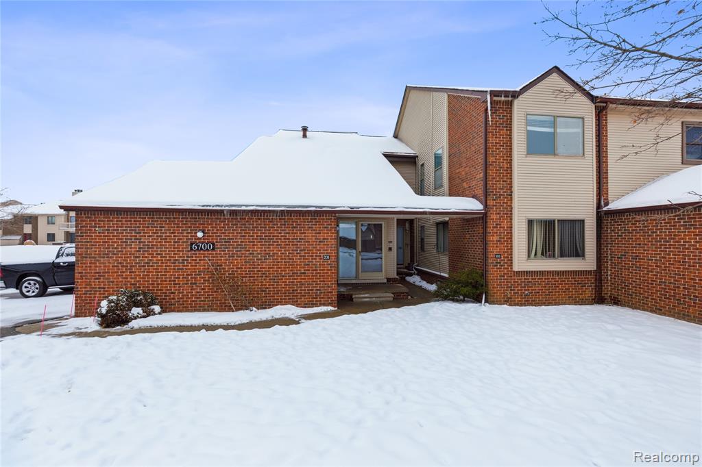 6700 Ridgefield Circle, 201, West Bloomfield, MI — front exterior