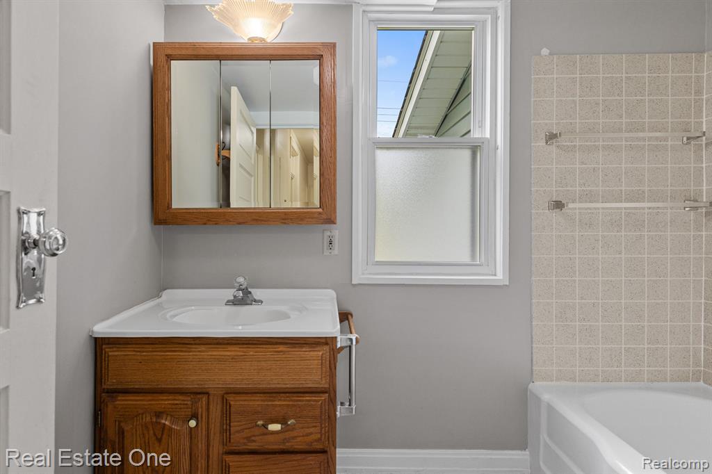 447 E JACKSON Street E, Lake Orion, MI 48362 — Photo 20