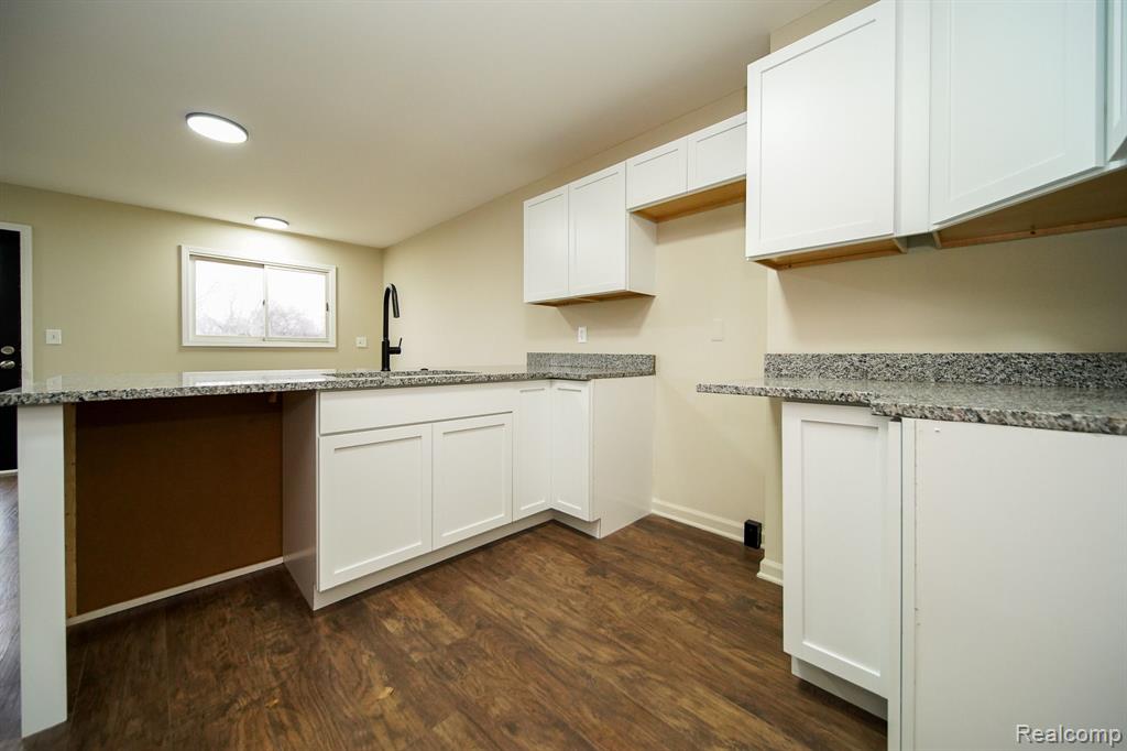 460 OAKGROVE, Clawson, MI — Photo 17