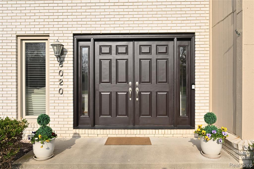 6020 Orchard Ridge Court, West Bloomfield, MI — Photo 2