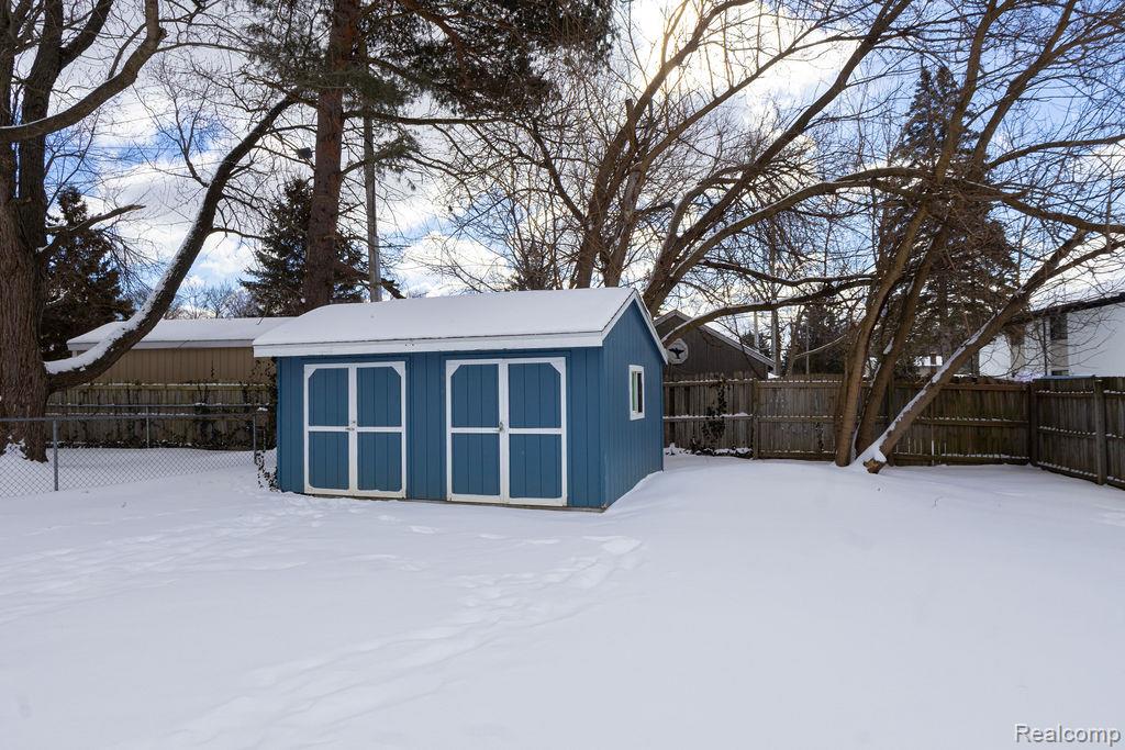 823 Southwood Drive, Fenton, MI 48430 — Photo 25