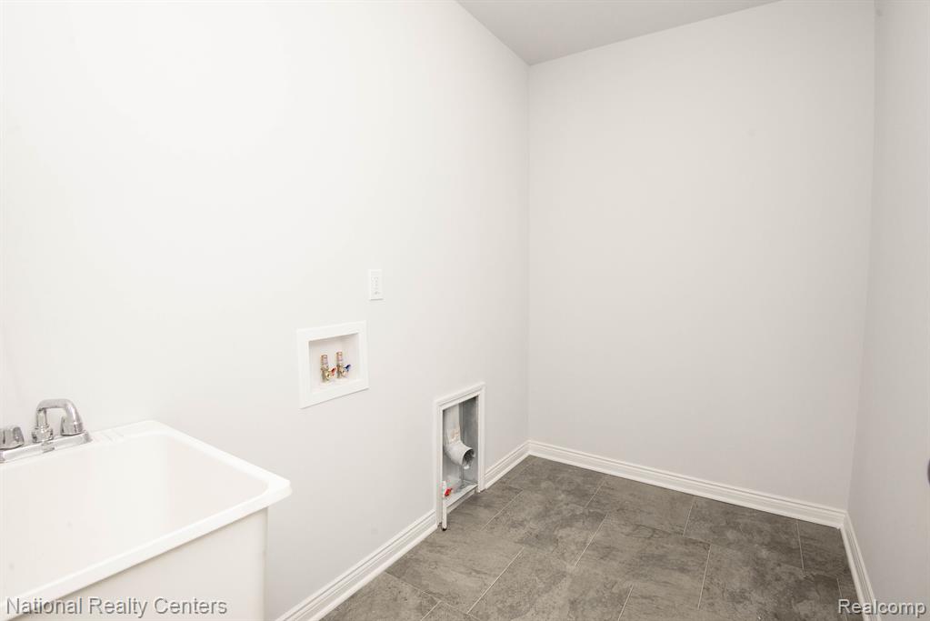 10465 Valley Drive, Goodrich Vlg, MI — Photo 29