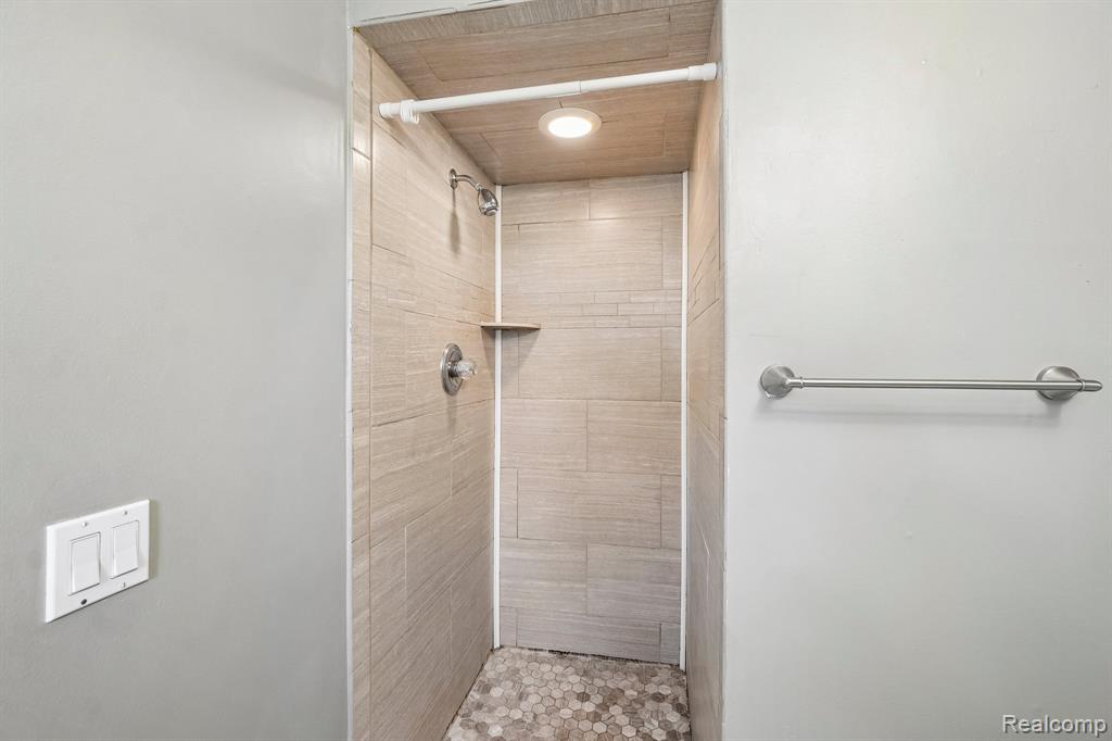 2675 Douglas Drive, Bloomfield Hills, MI 48304 — Photo 34