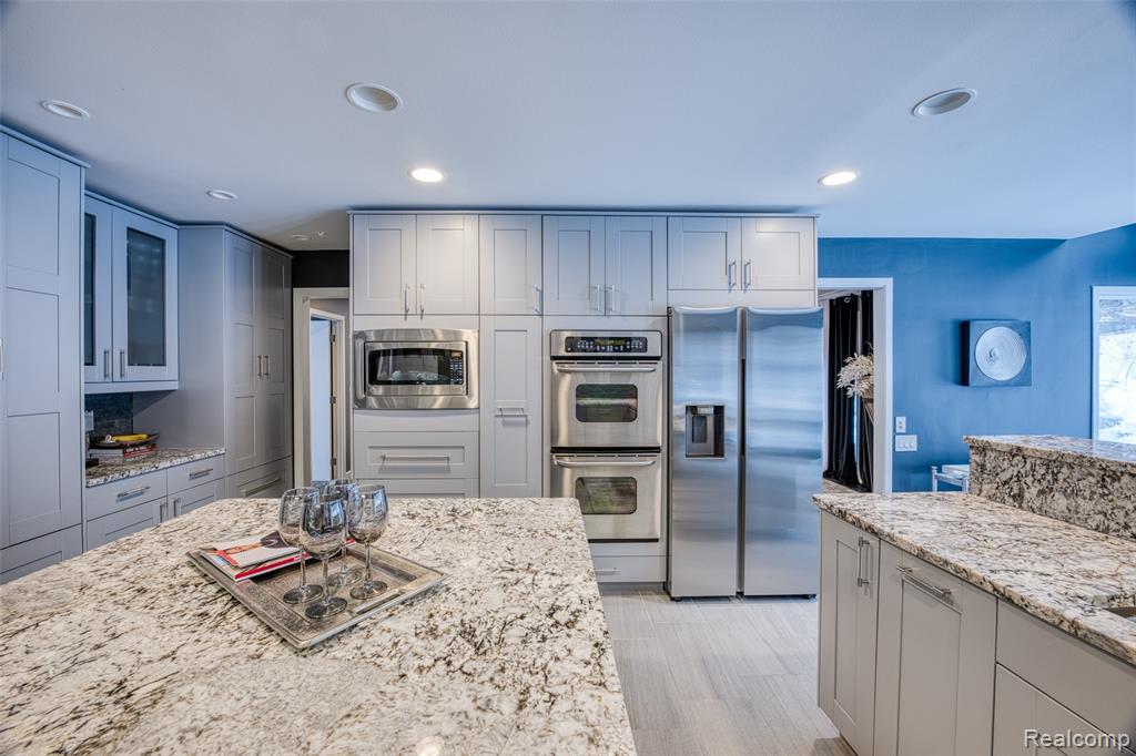 5292 Pond Bluff Drive, West Bloomfield, MI 48323 — Photo 32