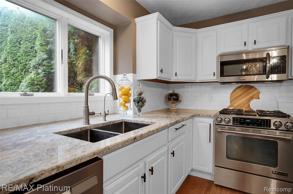 8039 Boulder Ridge Court, Brighton, MI 48116 — Photo 12