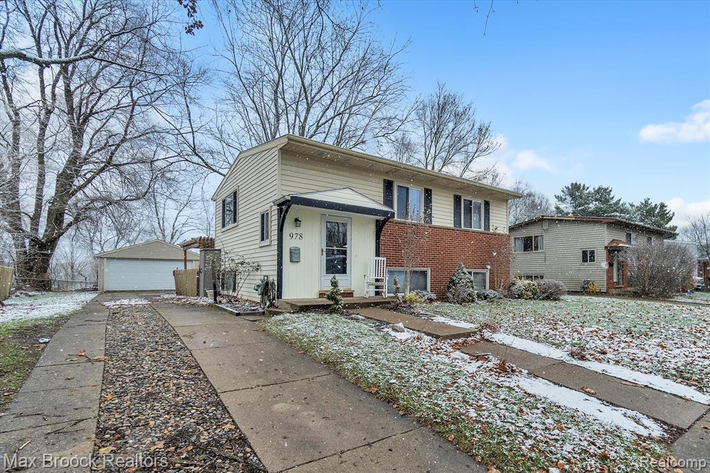 978 PANORAMA Drive, Milford, MI 48381 — Photo 2