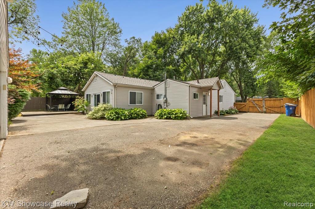 964 Daffodil Drive, Waterford, MI 48327 — Photo 8