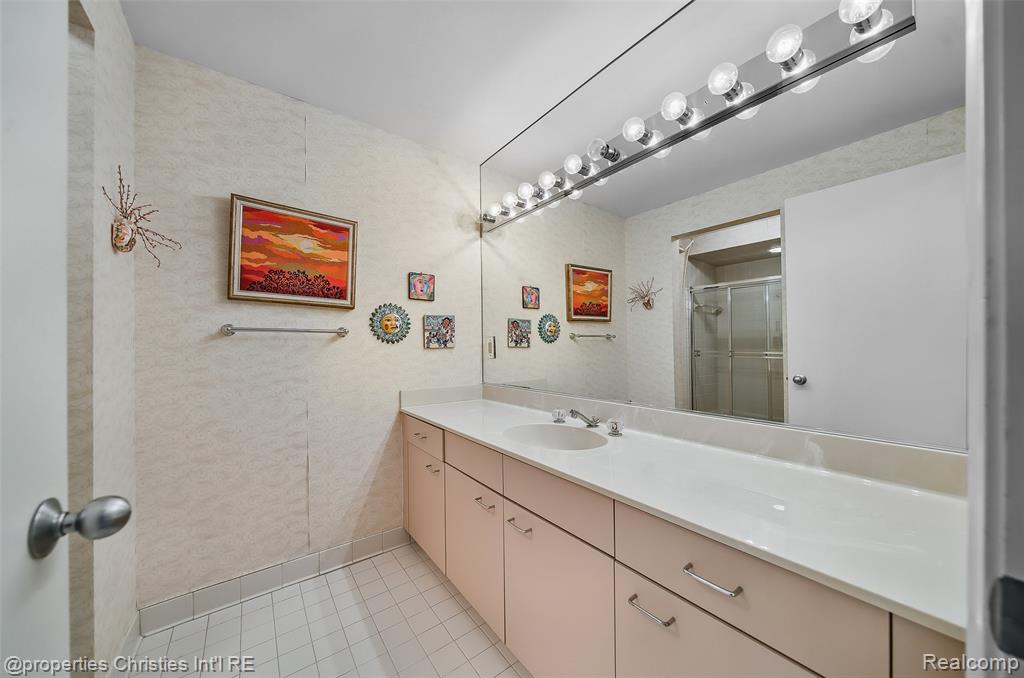 7569 Danbury Circle, West Bloomfield, MI — Photo 24