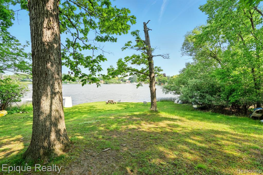 4977 OAK HILL Drive, Waterford, MI 48329 — Photo 5