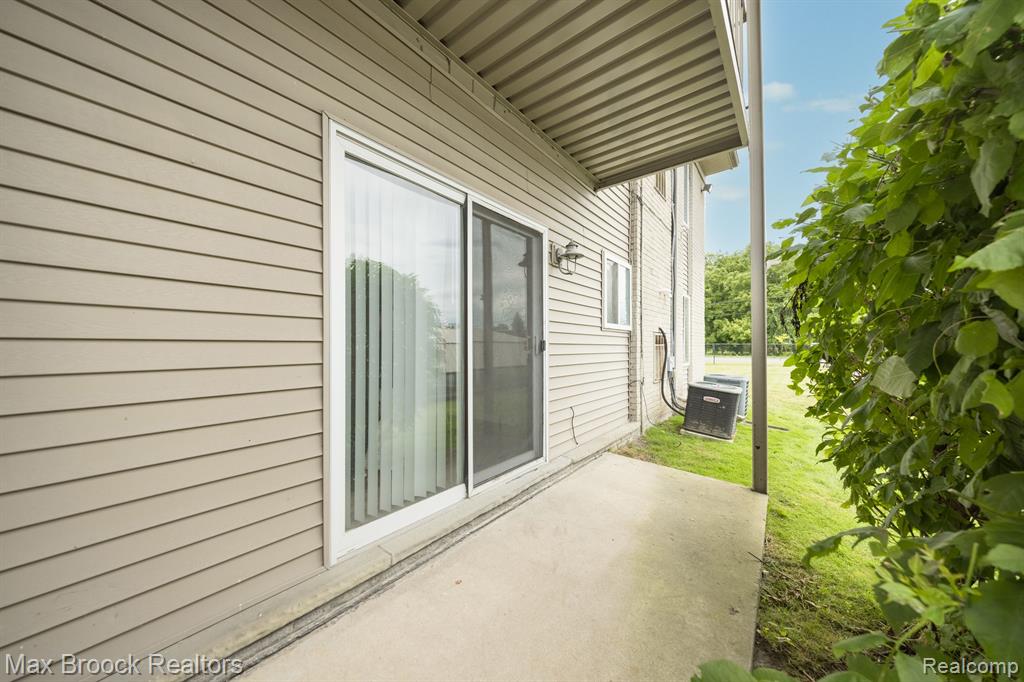 10020 ALLEN POINTE Drive N, 10020, Allen Park, MI 48101 — Photo 29