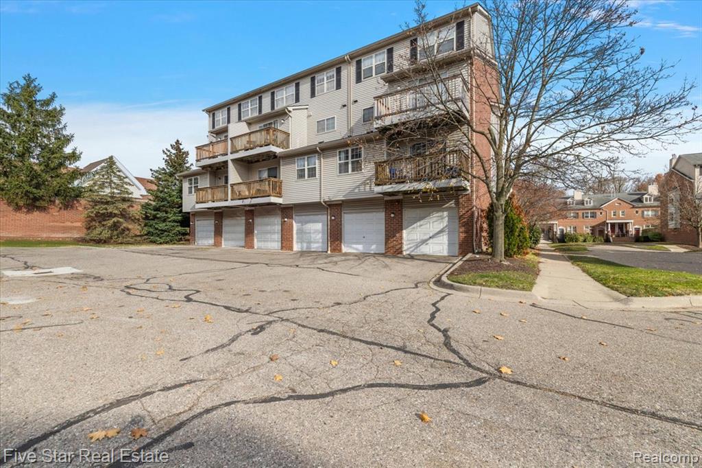 16924 Farmington Road, 93, Livonia, MI 48154 — Photo 12