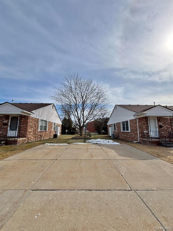 401 Doremus S Doremus Lane W, 10, Saint Clair Shores, MI 48080 — Photo 4