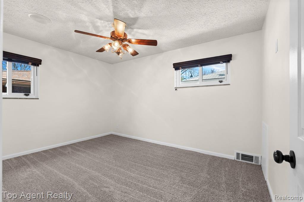 18027 Curtain Avenue, Eastpointe, MI 48021 — Photo 19