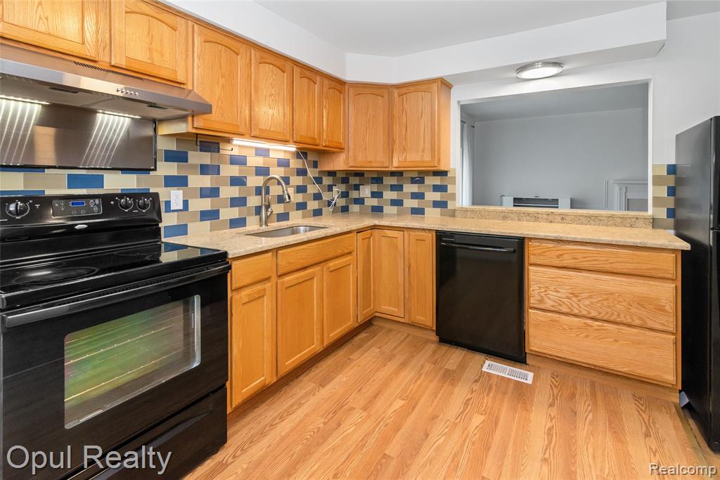 8732 Holly Drive, Canton, MI 48187 — Photo 12