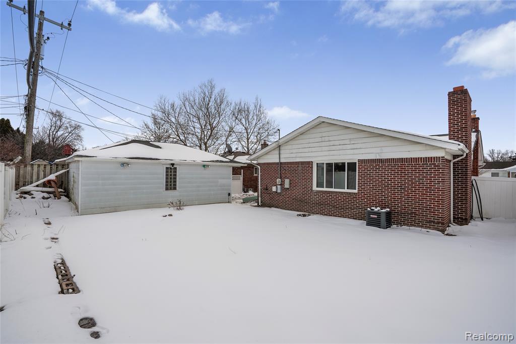 20886 Crestmont Lane, Dearborn Heights, MI 48127 — Photo 33