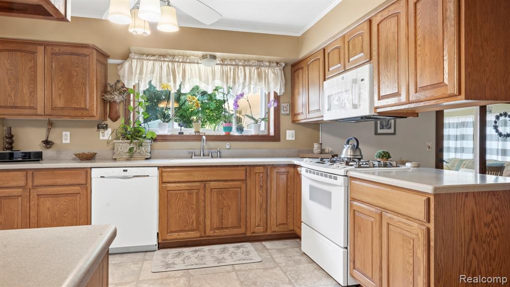 27654 Oakcrest Drive, Brownstown, MI 48183 — Photo 11