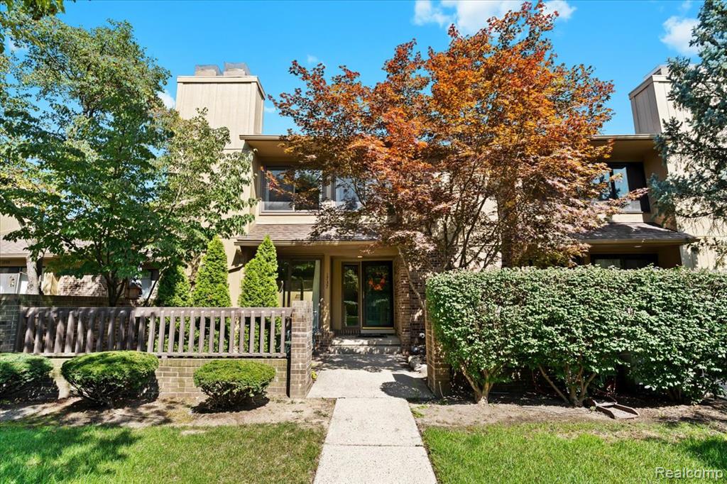 1737 S Hill Blvd Boulevard E, Bloomfield Hills, MI 48304 — front exterior