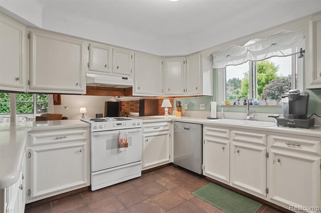 6989 Fredmoor Drive, Troy, MI 48098 — Photo 11