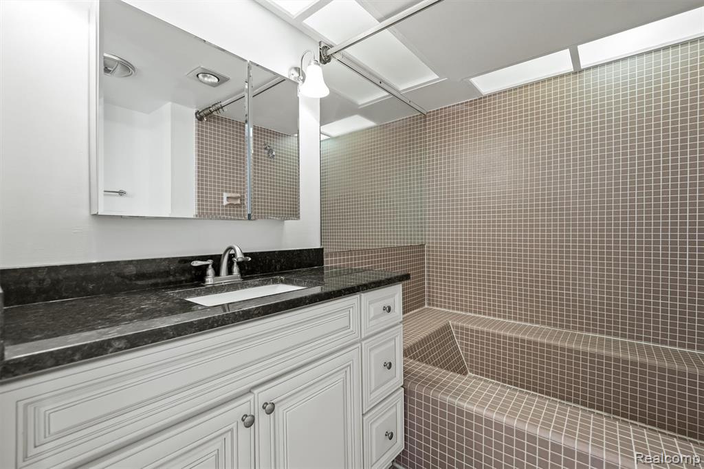 7208 Creeks Bend Drive, West Bloomfield, MI — Photo 14