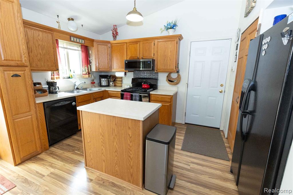 5685 S Aylesbury Drive, Waterford, MI 48327 — Photo 15