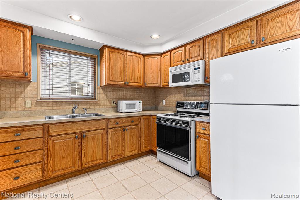 6104 Ardmore Park Circle, Dearborn Heights, MI 48127 — Photo 12