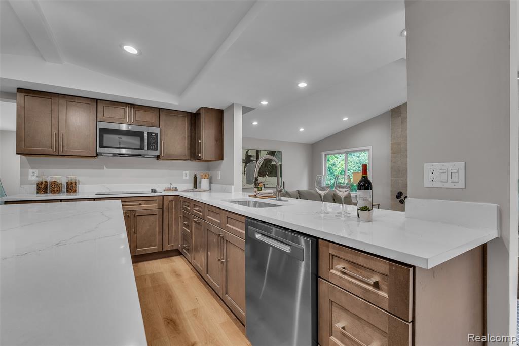 5310 Pond Bluff Drive, West Bloomfield, MI 48323 — Photo 34