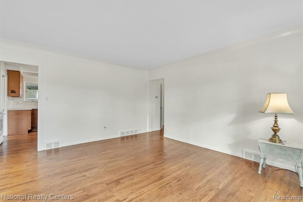 9001 E PERRIN Street, Livonia, MI 48150 — Photo 7