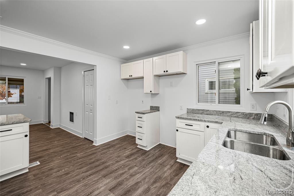 975 E Barrett Avenue, Madison Heights, MI 48071 — Photo 12