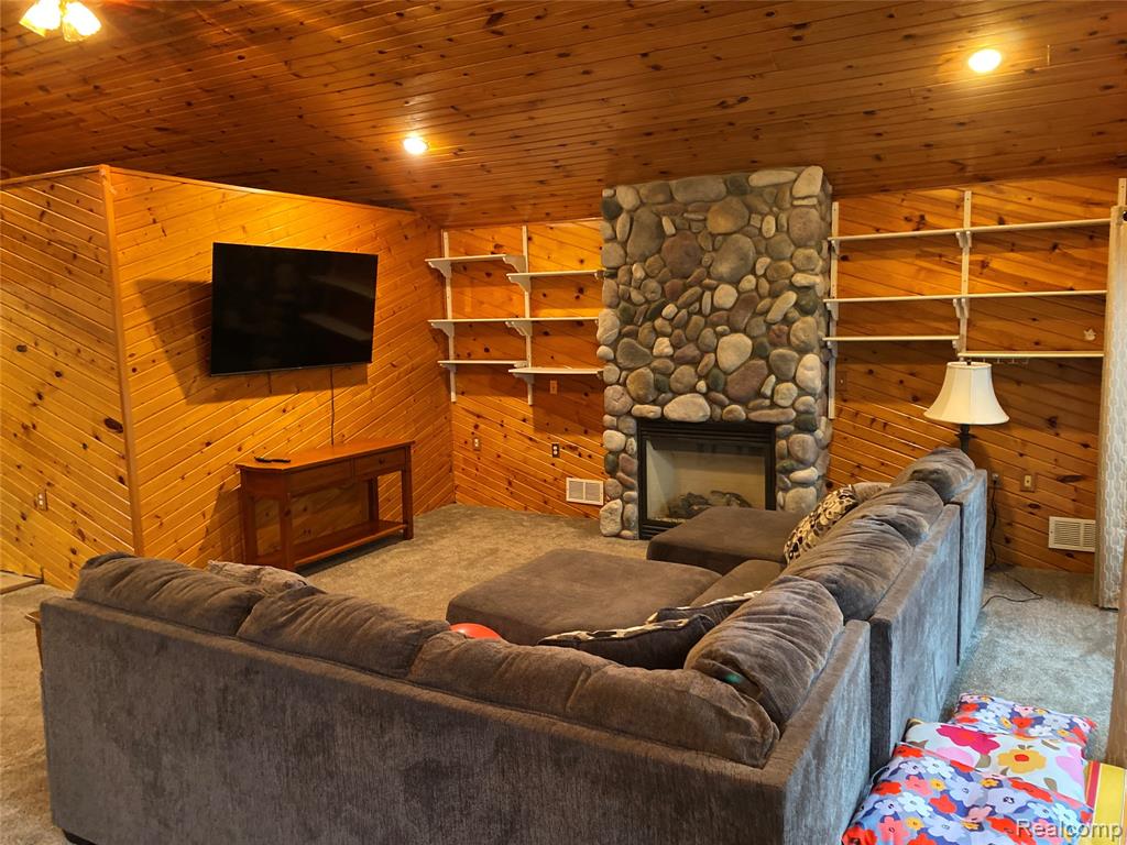 7825 Elizabeth Lake Rd Beach, Waterford, MI 48327 — Photo 10