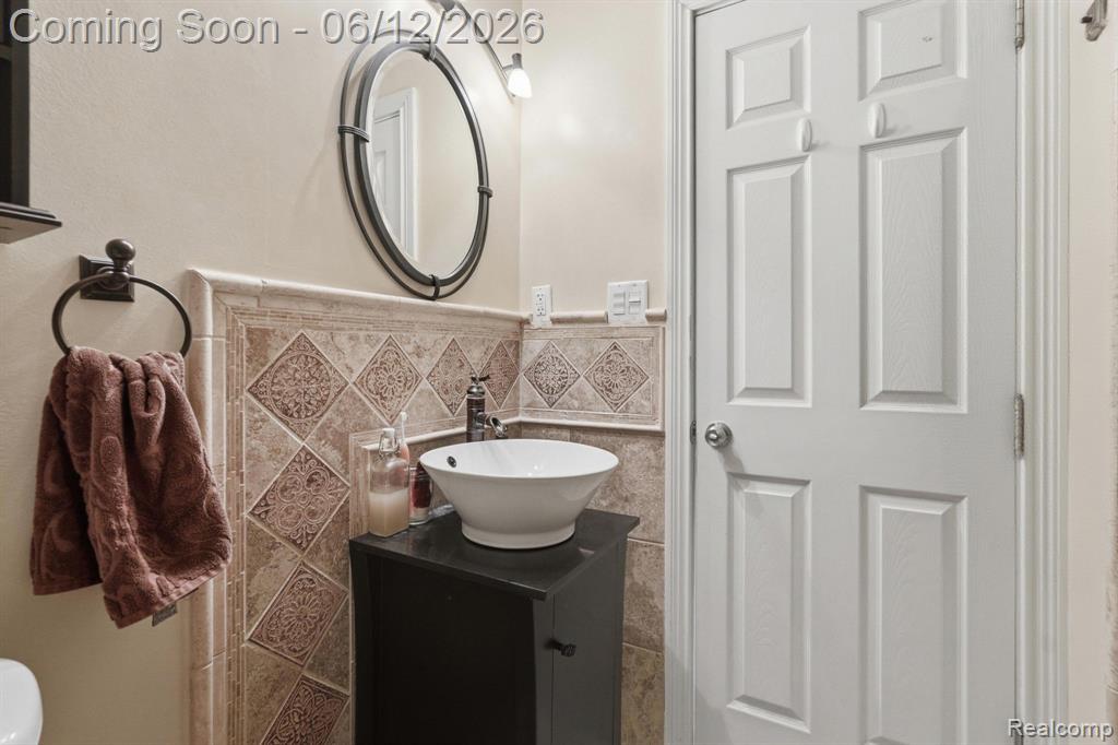 701 W Maple Road, Clawson, MI — Photo 13