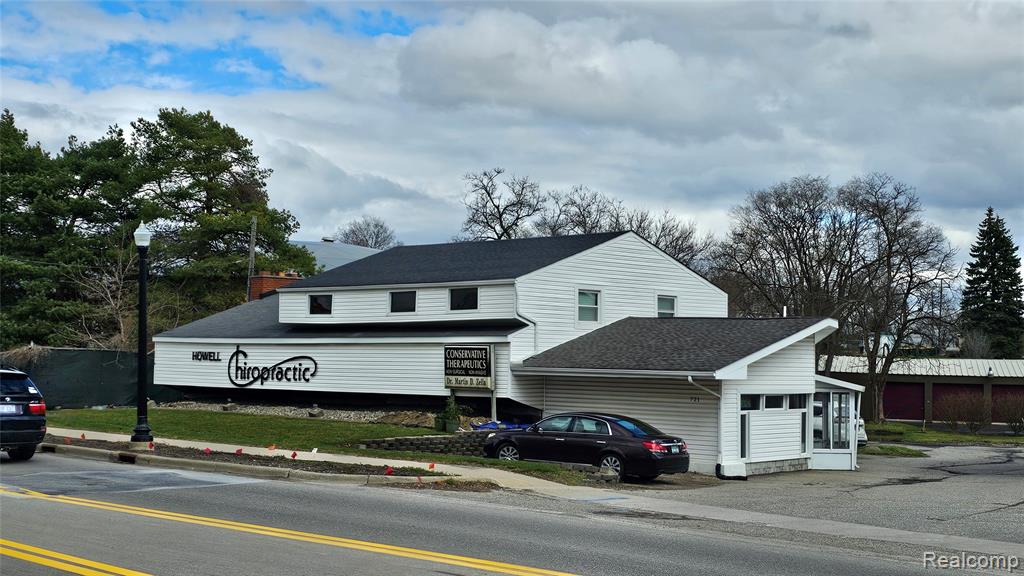 721 S Michigan, Howell, MI 48843 — Photo 2