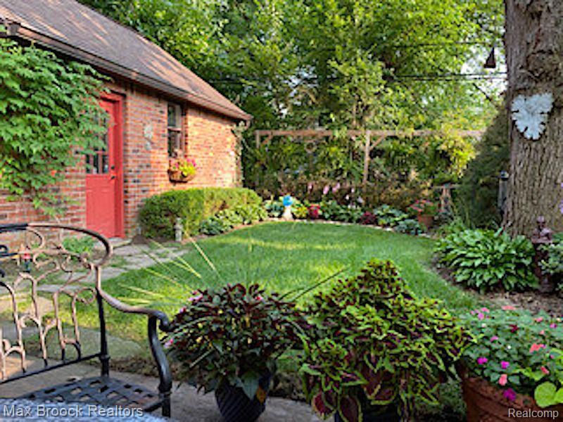 831 W OAKRIDGE Street, Ferndale, MI 48220 — Photo 42